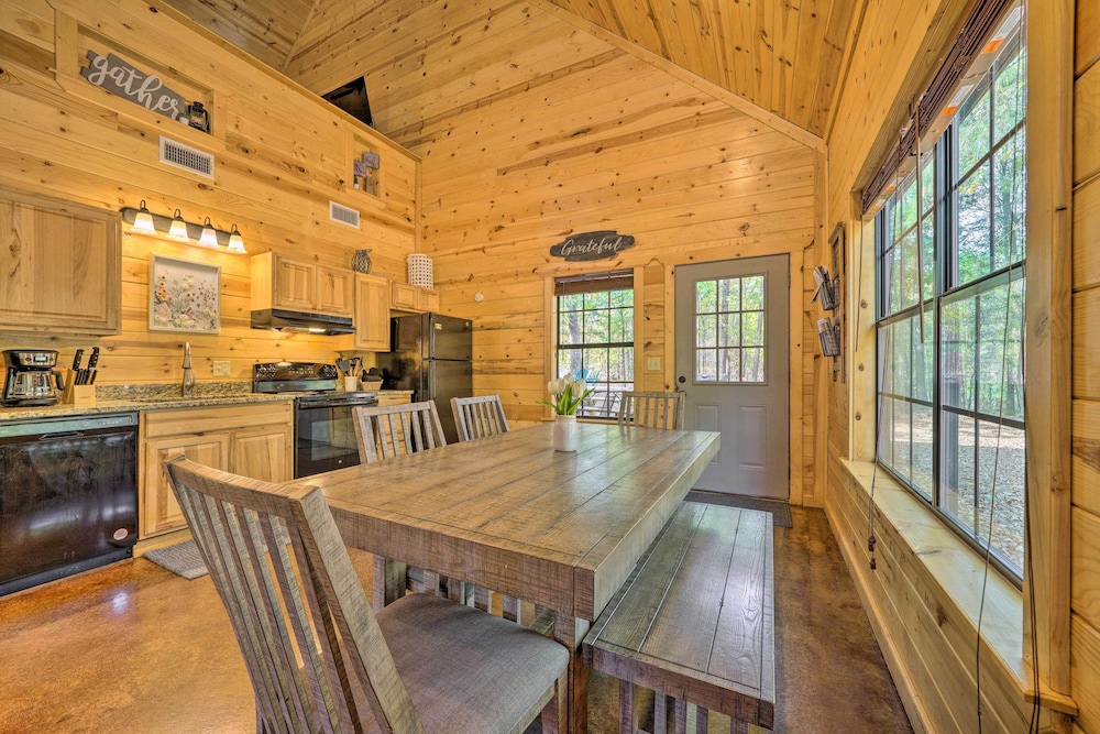 Cabin w/ Hot Tub & Games, 4 Mi to Beavers Bend! view 2