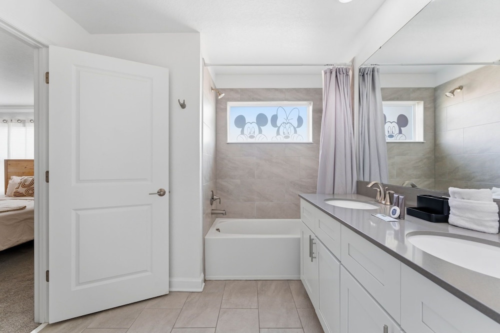 Chic 4BR Disney Retreat With Pool Mickey Rooms