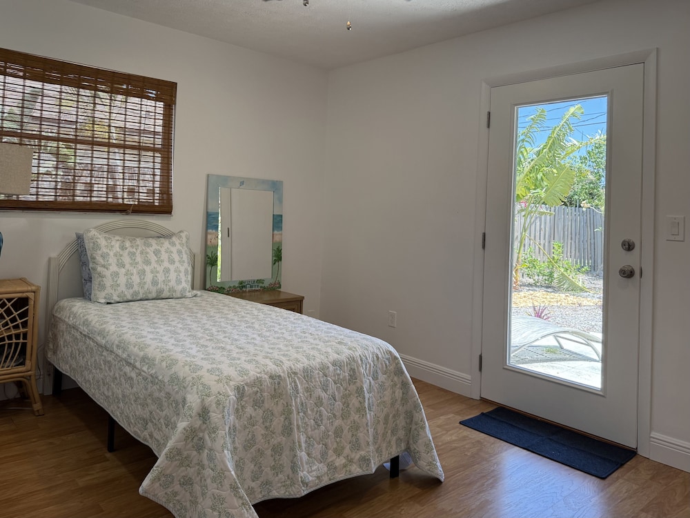 Naples Park Cottage 106th 6 Blocks Off Ocean 2 Bedroom Home