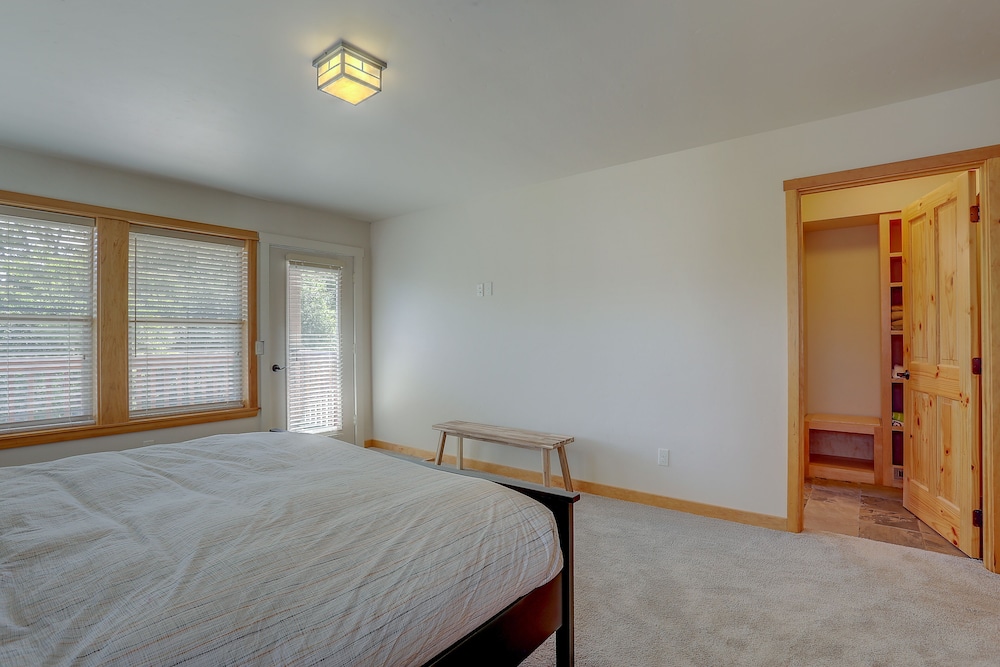 Hutson's Bridgeview **30 Day Minimum** 4 Bedroom Home by RedAwning