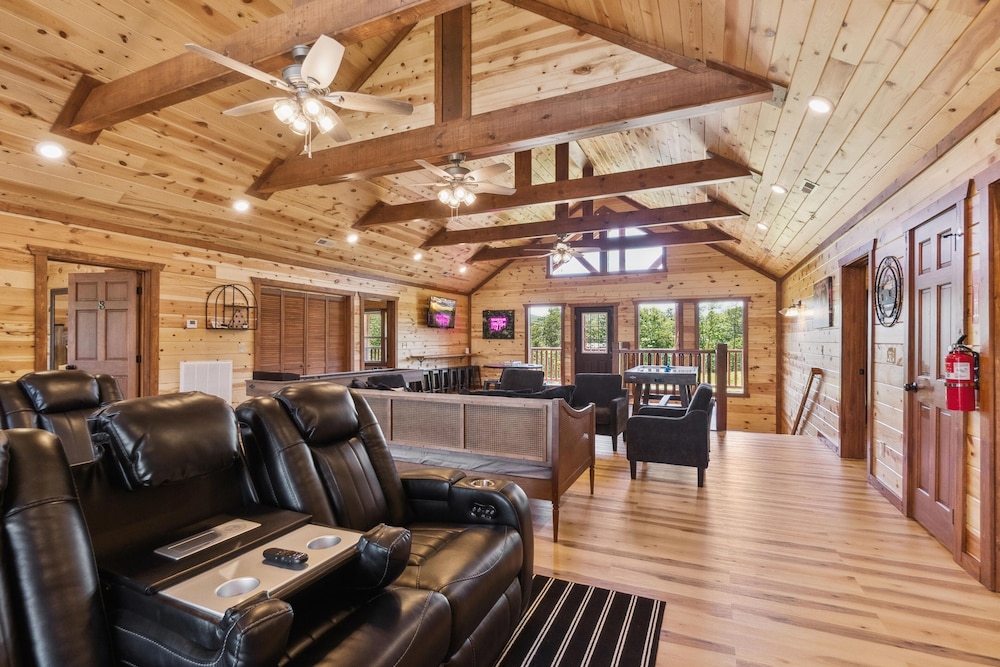 Splash Mountain Lodge 8 Bedroom Cabin
