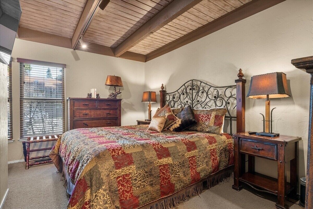 Lake Tahoe Vacations - Swimsuit Required 4 Bedroom Home by RedAwning - Property Image 32
