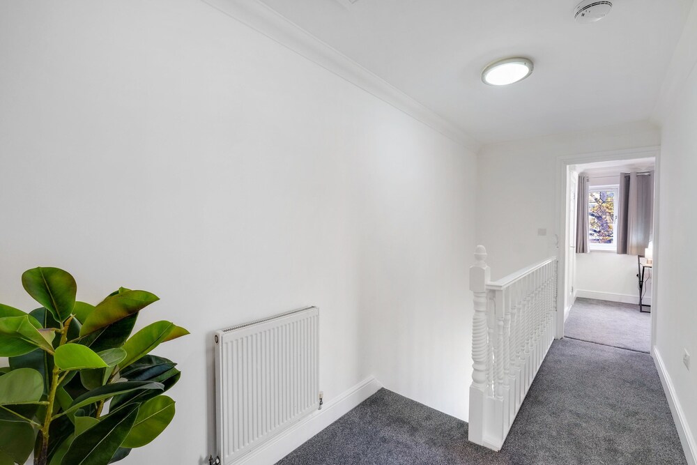Isher 3 Bedroom 2 Bath Hse with Parking