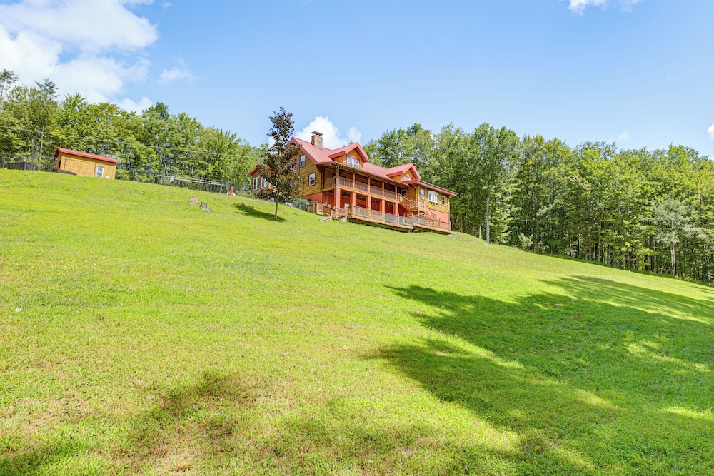 Hot Tub & Game Room: Deep Creek Winter Getaway