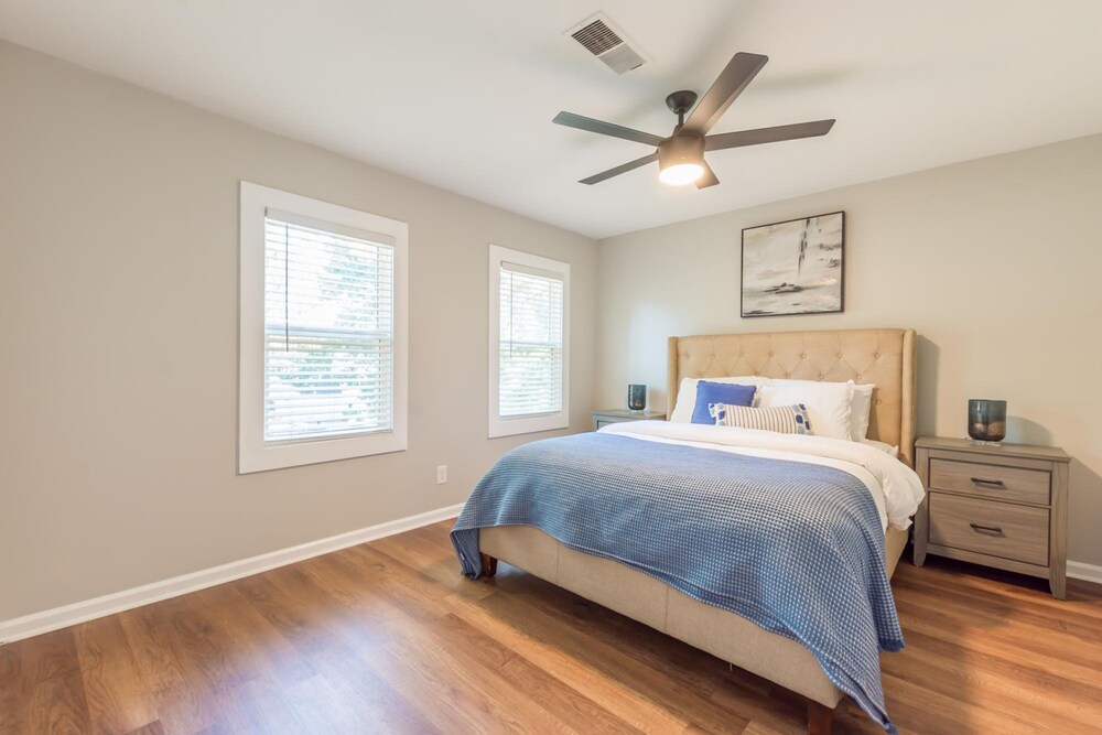 Beautiful Large Newly Renovated 5 Bedroom House view 5