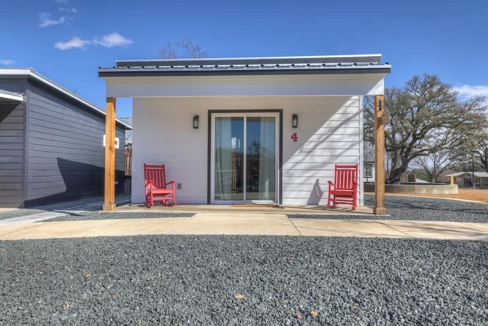 Pop 4 W/hot-tub + Close to Main St