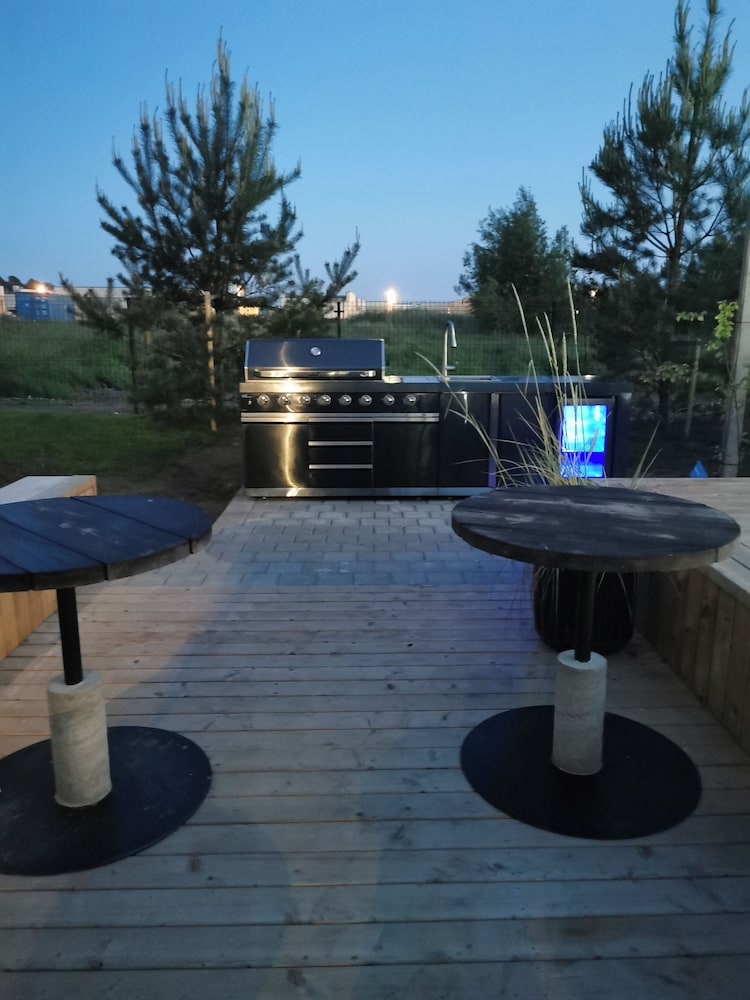 Kunigiskes Apt- Sleeps 4 - Pool & Hot Tub