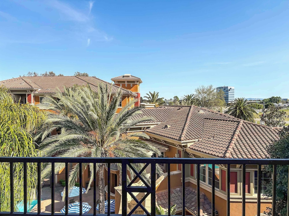 Charming 2BR Retreat Pool Gym 10min to Disneyland