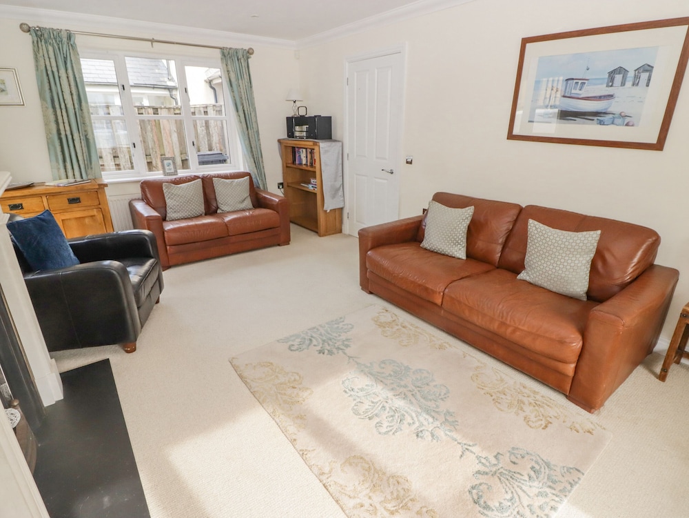 3 Strawberry Close