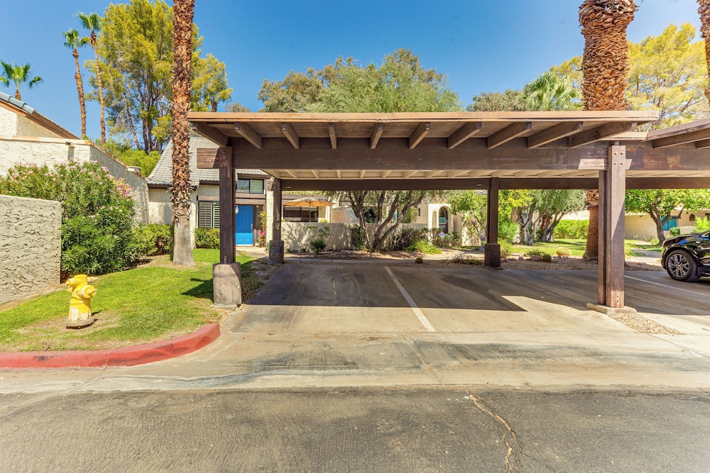 Resort-style Palm Springs Townhome w/ Pool Access