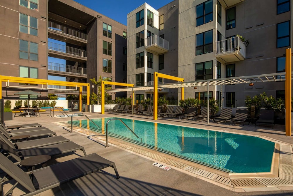 Stylish 2BR Near Dodgers Stadium by Oneluxstay