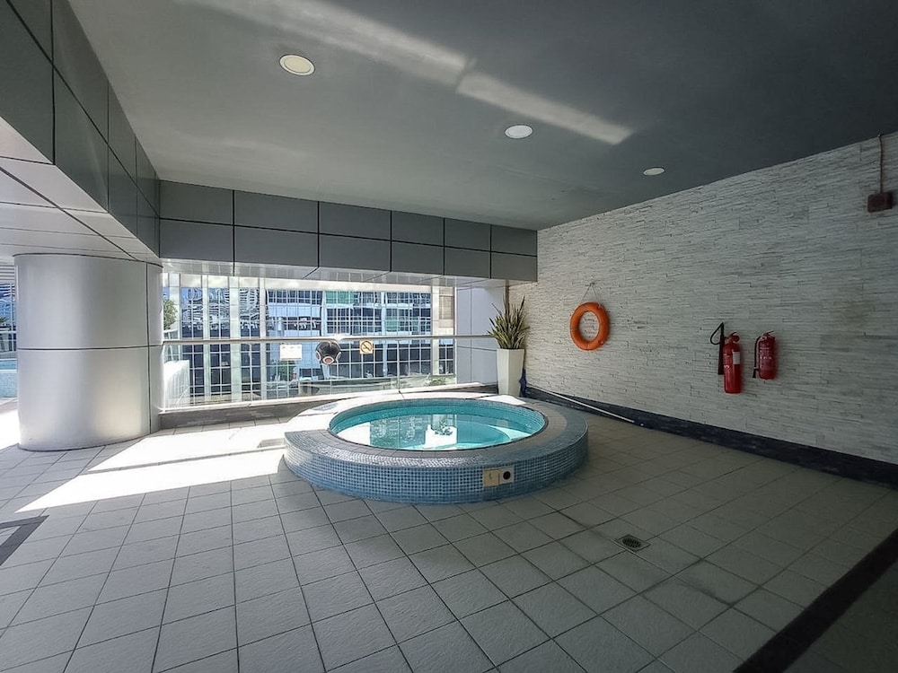 Refined 1BR Retreat in The Point Tower - Marina