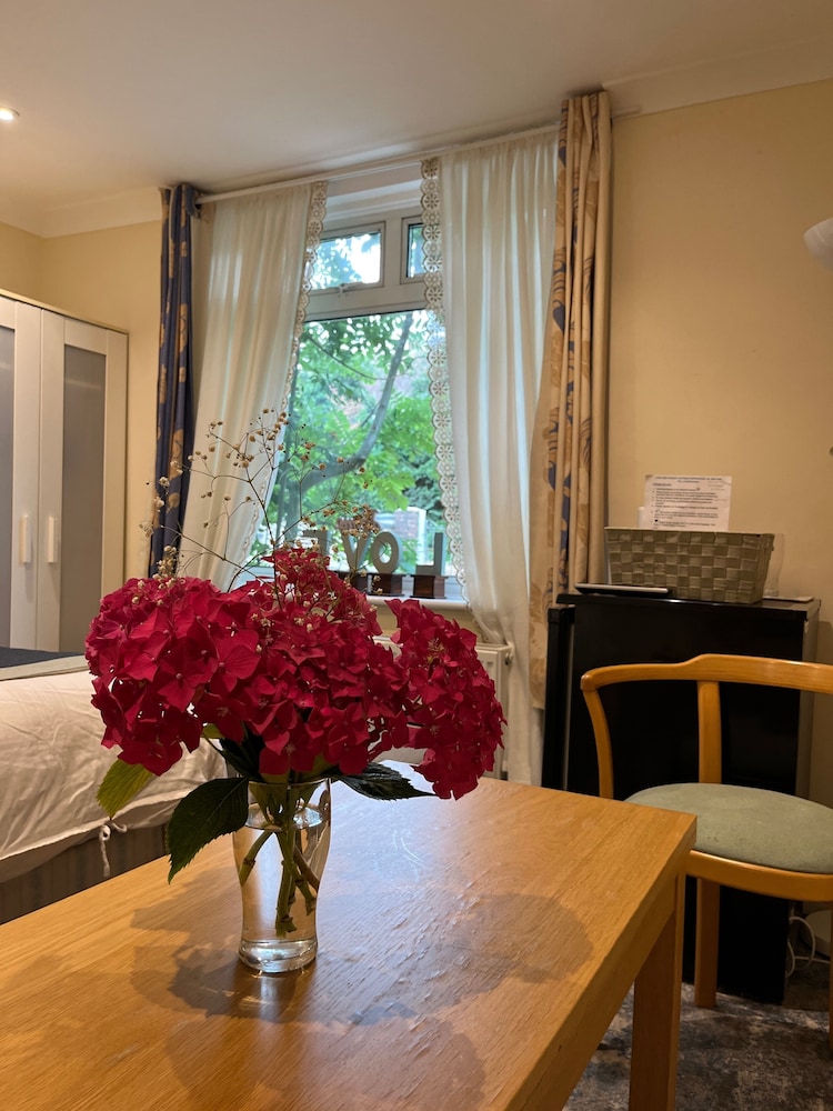 3 Bed Cottage Retreat - Private Garden & Parking