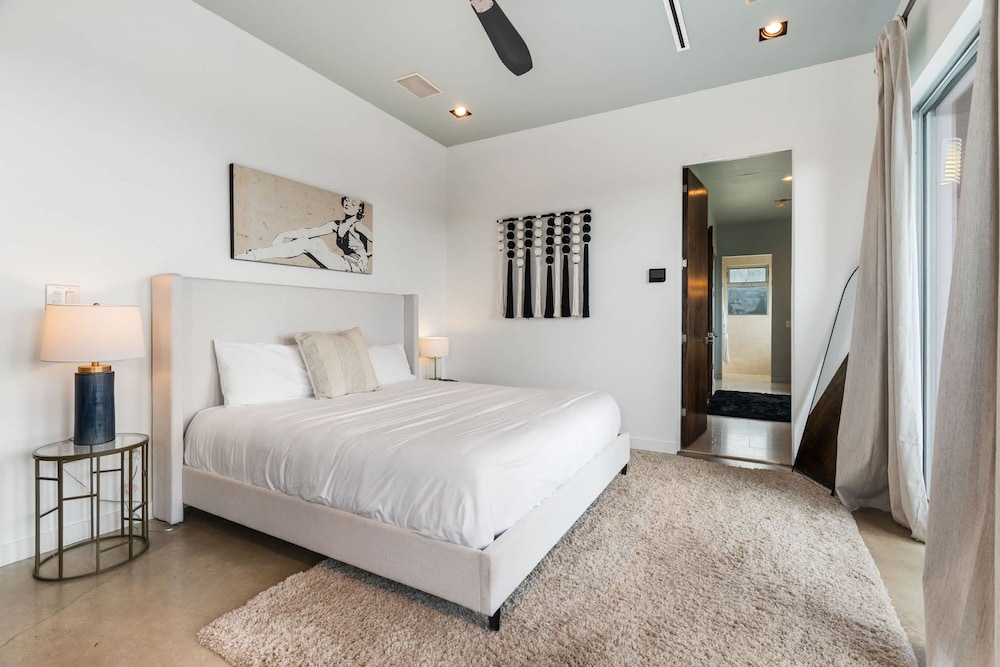Luxury 7BR Hill Country Gem With Barndominium