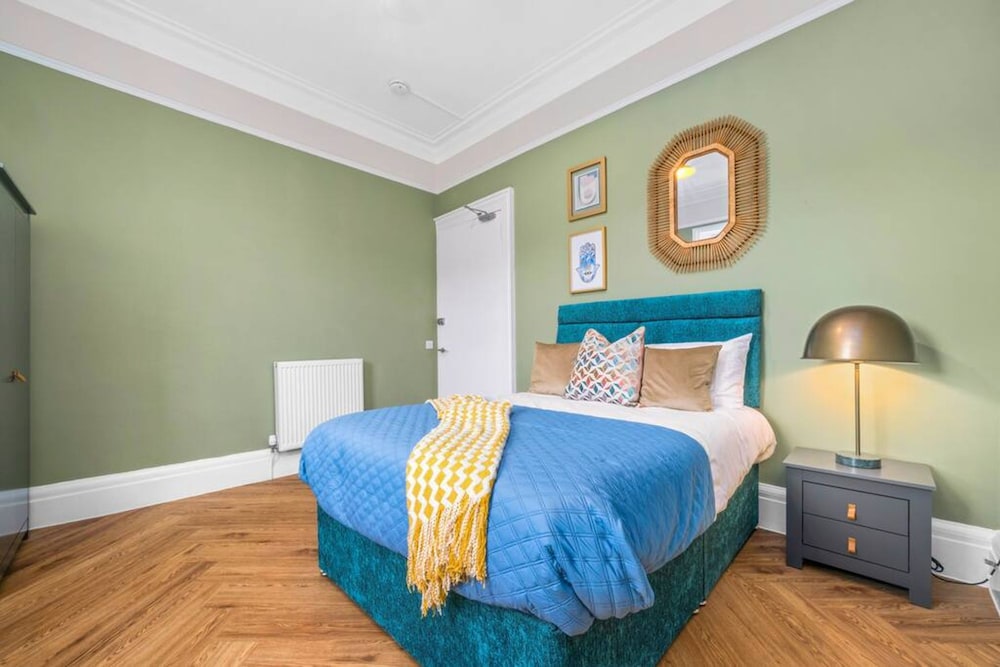 Stylish 4 Bed-town Centre