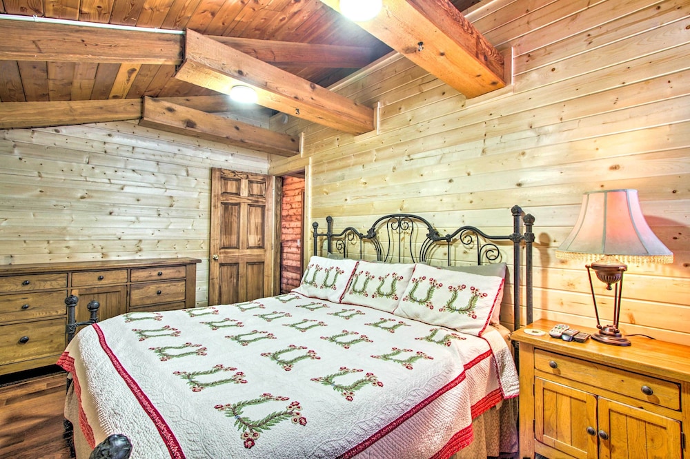 2 Mi to Ober Mtn: Hot Tub & Deck at Cozy Cabin!