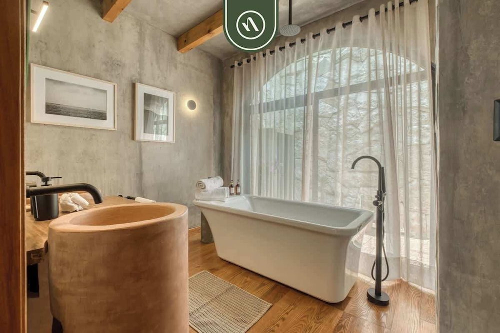 Luxury 3 BR House in Downtown - AC - Peaceful