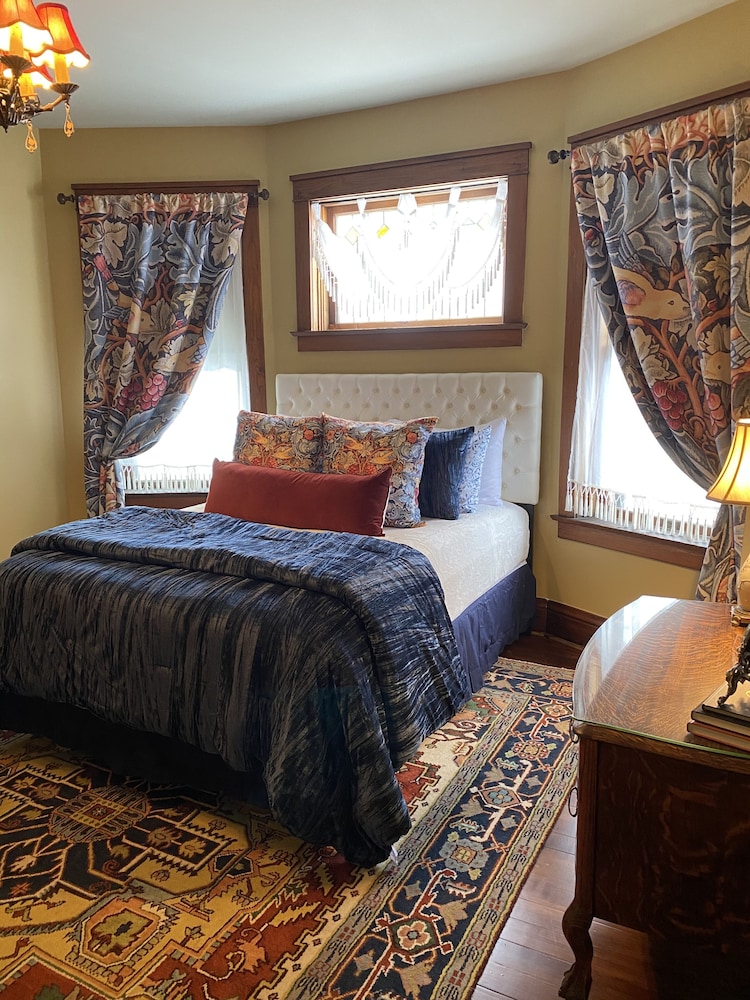 Vineyard Mansion & Carriage House Bed & Breakfast