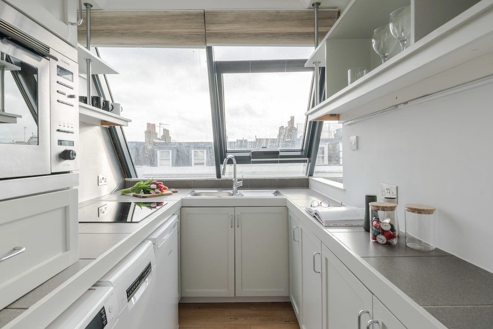Light-filled Primrose Hill Rooftop Retreat