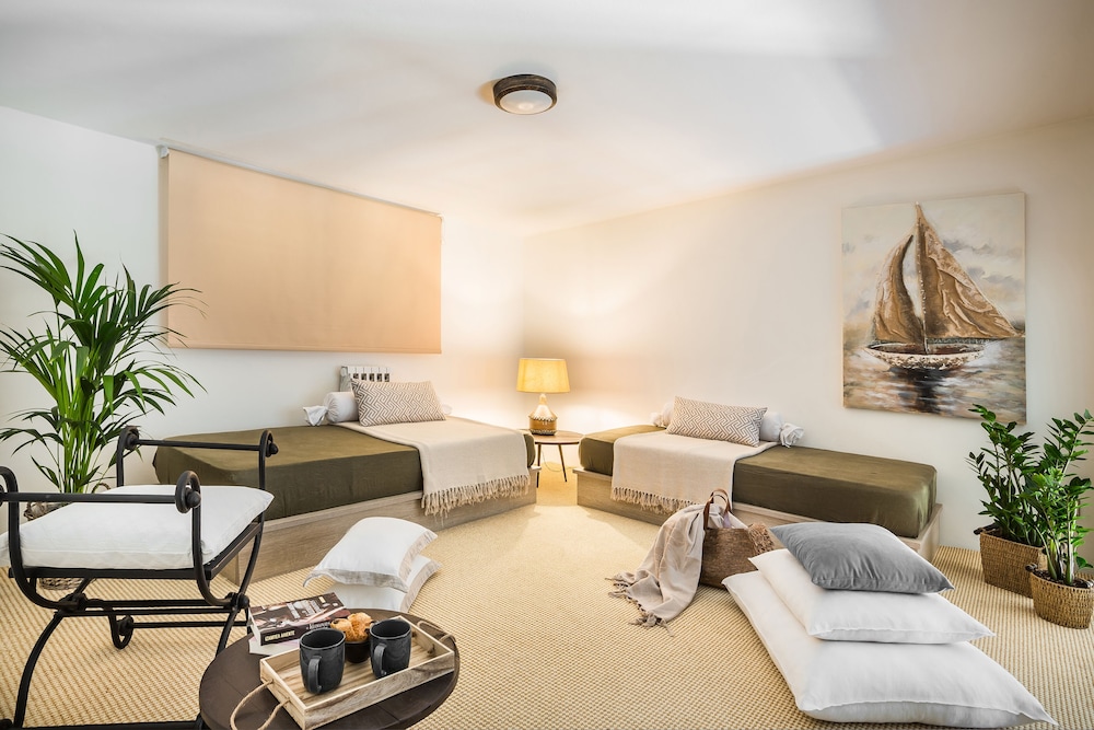 Malibu Studios & Apartments