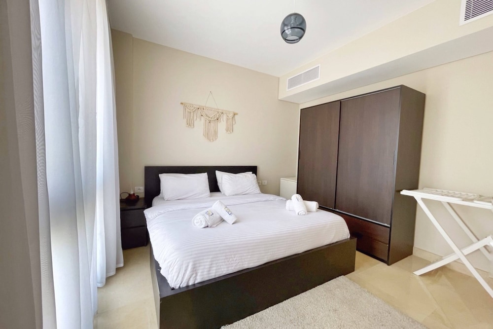 Xuru Stays I Exotic 1bdr w/ Outdoor Terrace Pool & Beach Access