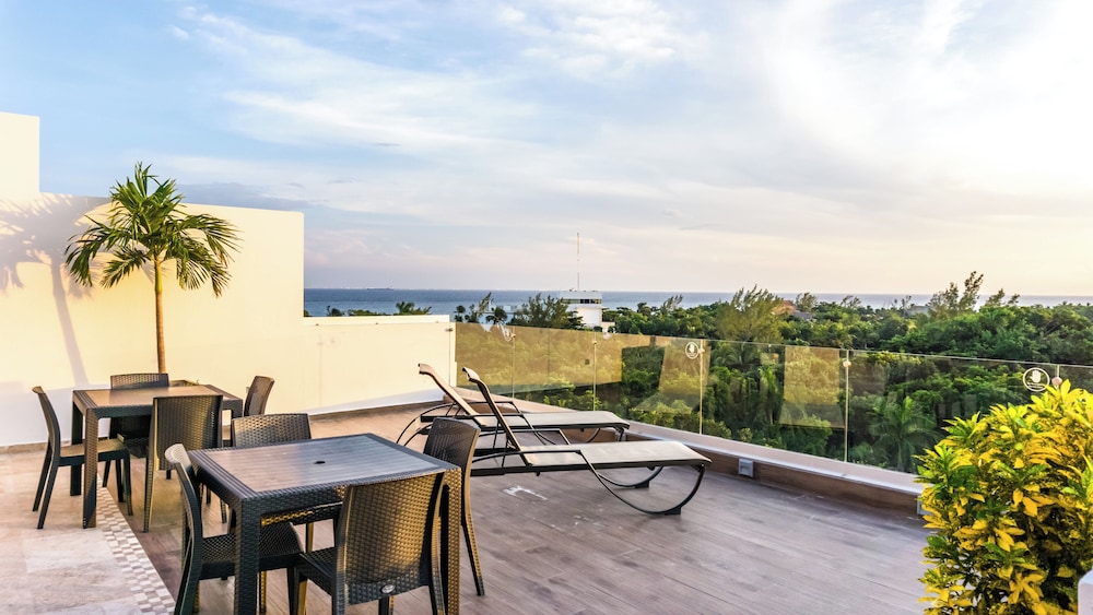 Luxury Studio Rooftop Pool and Jacuzzi