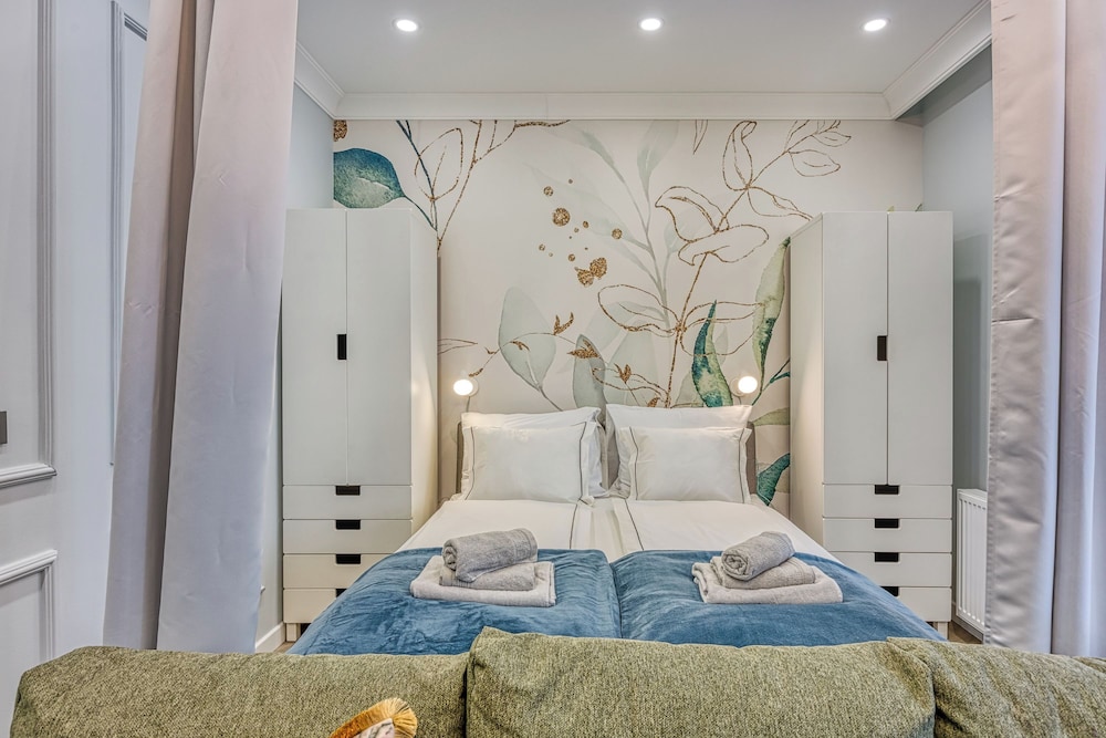 Boutique Downtown Studio with Balcony 1