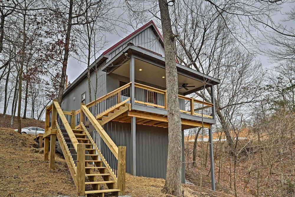 Corbin Vacations - Cozy East Bernstadt Cabin w/ Porch  Fishing Lake! - Property Image 1