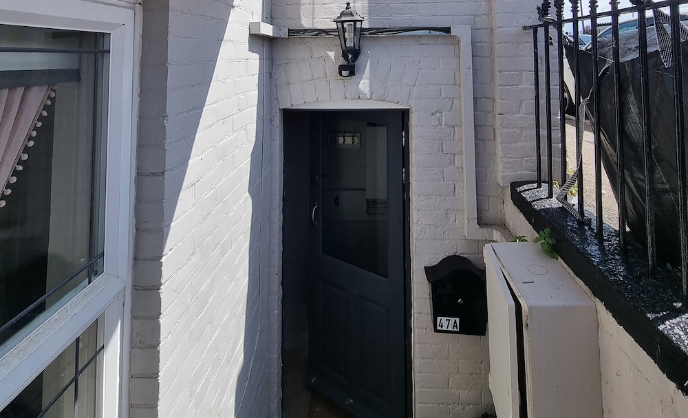 Apt - Sleeps 4/5 - Garden - Parking view 4