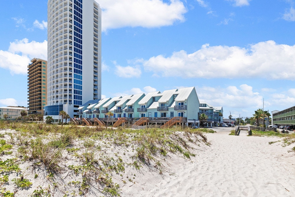 2BR Condo Beach Access Pool and Walk to Hangout