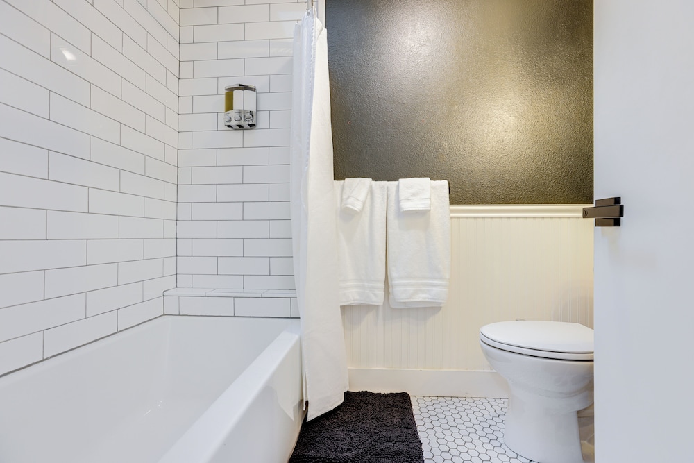 3 Mi to Old Mill District: Family Retreat w/ Yard