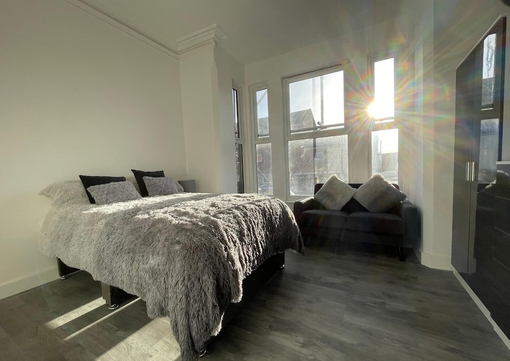6 Bedroom 5 Shower rm House in Central Nottingham view 5