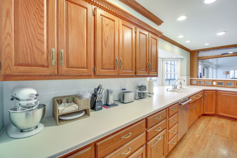 Screened-in Porch w/ Views: Hot Springs Getaway!