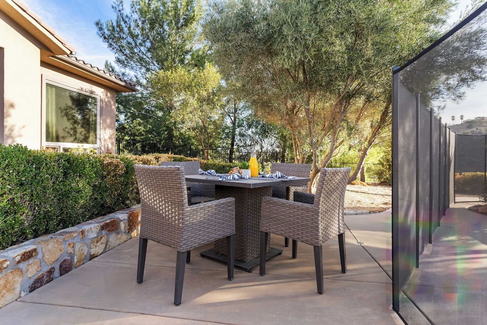 Hilltop Estate w/ Pool, Hot Tub, Fire Pit, Views Cleveland Vista by Avantstay