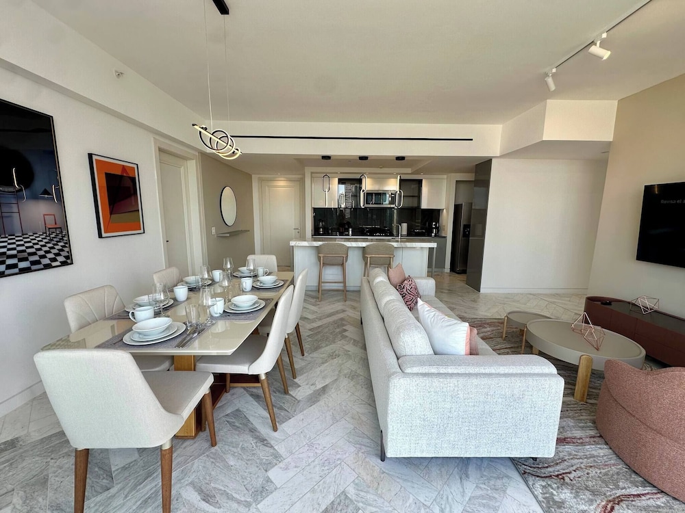 Luxury apt in Panama City 2 Rooms 3 Baths & Office