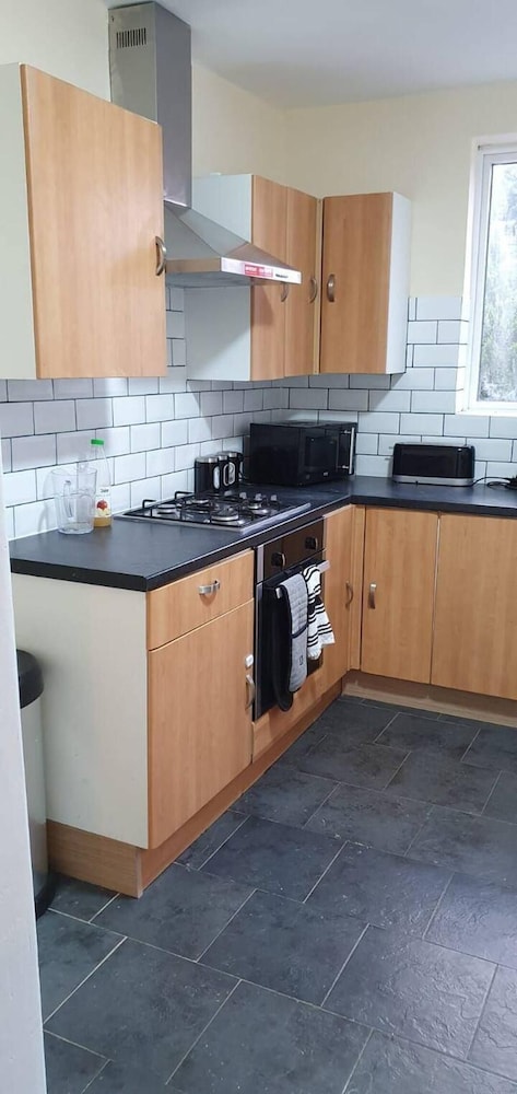 4 Bedroom House in Grays - Sleeps 6 & Parking