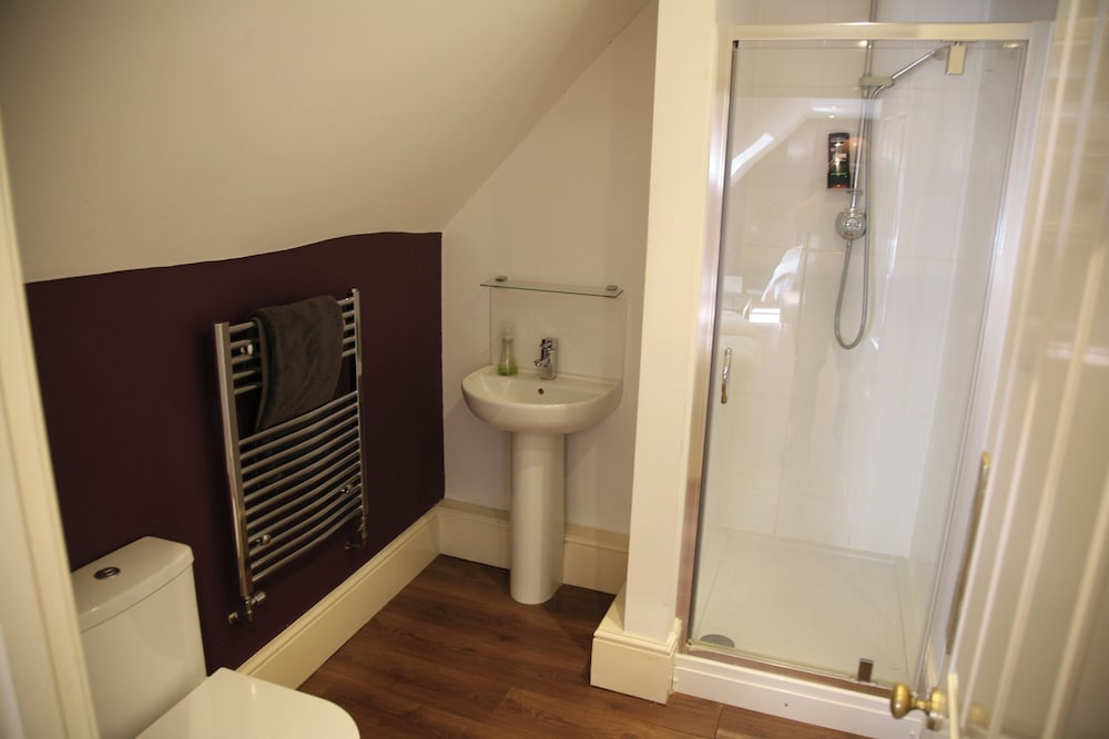 House Sleeps 9-garden-pool-bbq-patio-parking