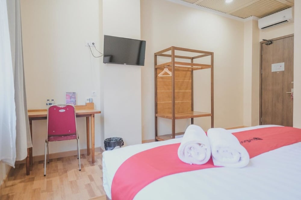 RedDoorz Plus near Soekarno Hatta Airport 2, Tangerang - 13