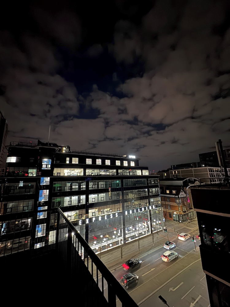 Modern 2 Bedroom City Oasis in Manchester