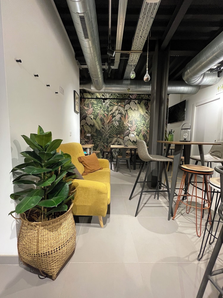 VTZ The Botanic Hostel