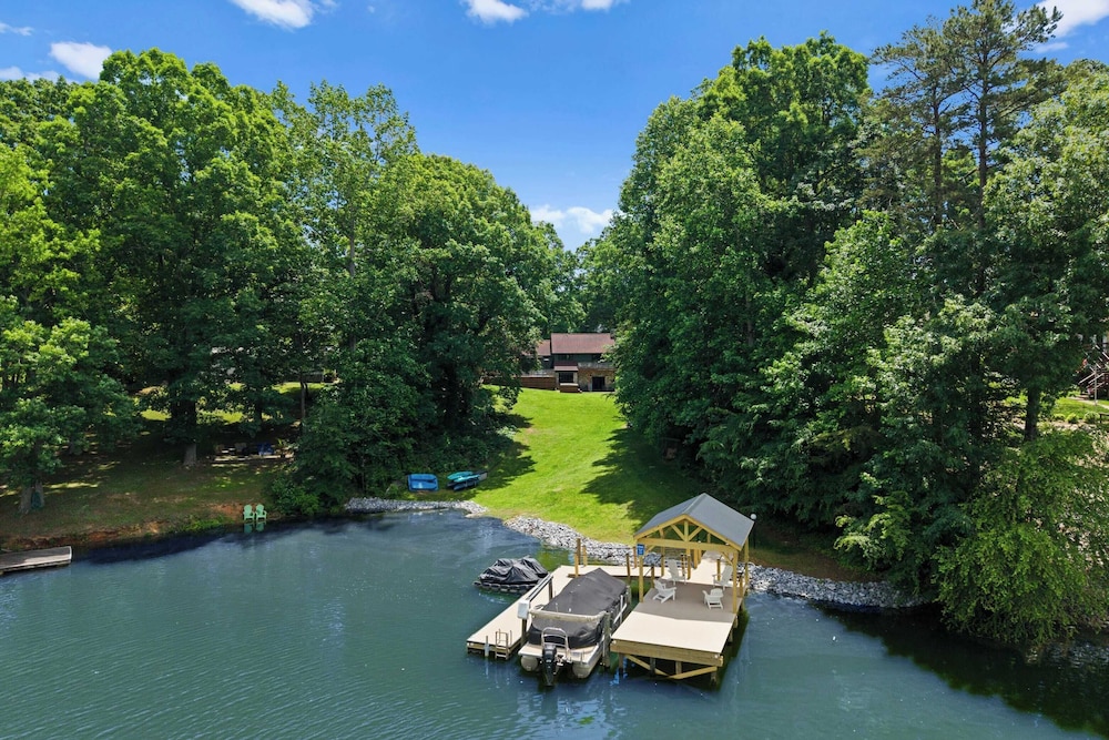 Shady Daze: Waterfront Home w/ Deck, Hot Tub & Lake Views