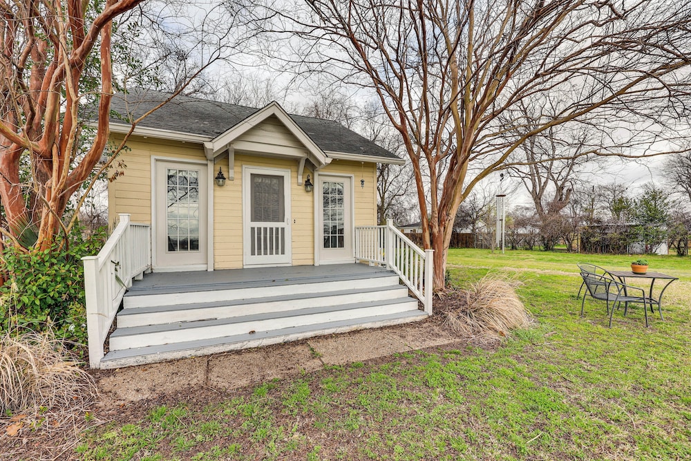 Walk to Lake Chicot: Cottage w/ Yard & Views!