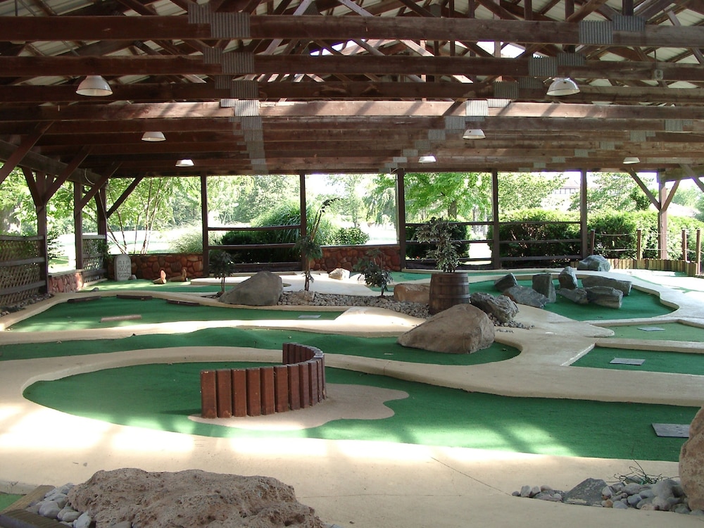 Circle M RV & Camping Resort - Caravan Park