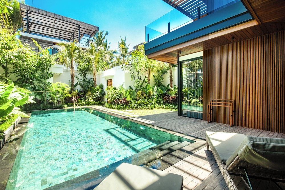 Seaside Escape: 4BR Villa, 190m to Canggu Beach
