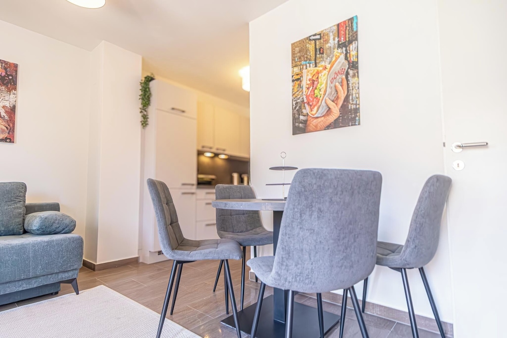 Modern 1BR 1LR Balcony City Centers