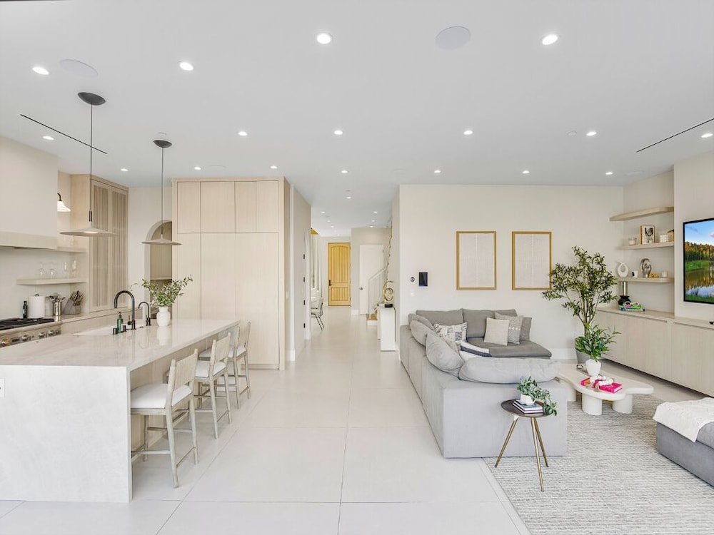 Villa Camellia - Charming 5 BR Home in the Heart of Studio City