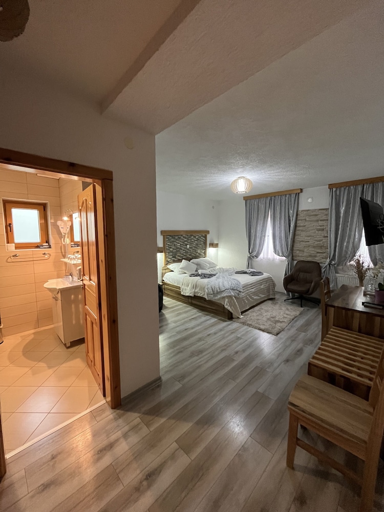 Rustic Inn River 2