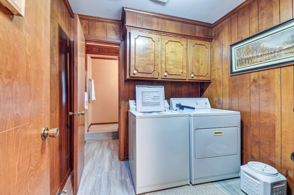 Home w/ Lake Texoma View, Game Room & Bar