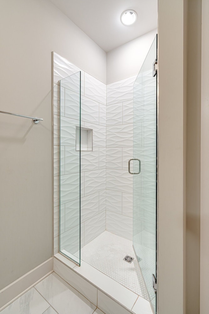 Mesmerize Melrose - Mins to Broadway - 2 Bedrooms