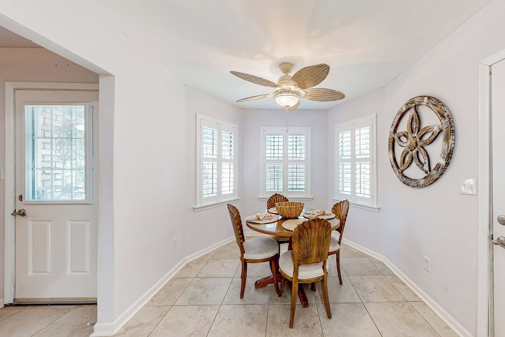 3BR Next to Park w/ Large Yard, AC & W & D